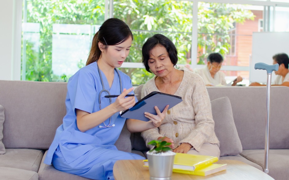 Signs You Need to Take Your Loved One to an Elderly Day Care Centre in Singapore